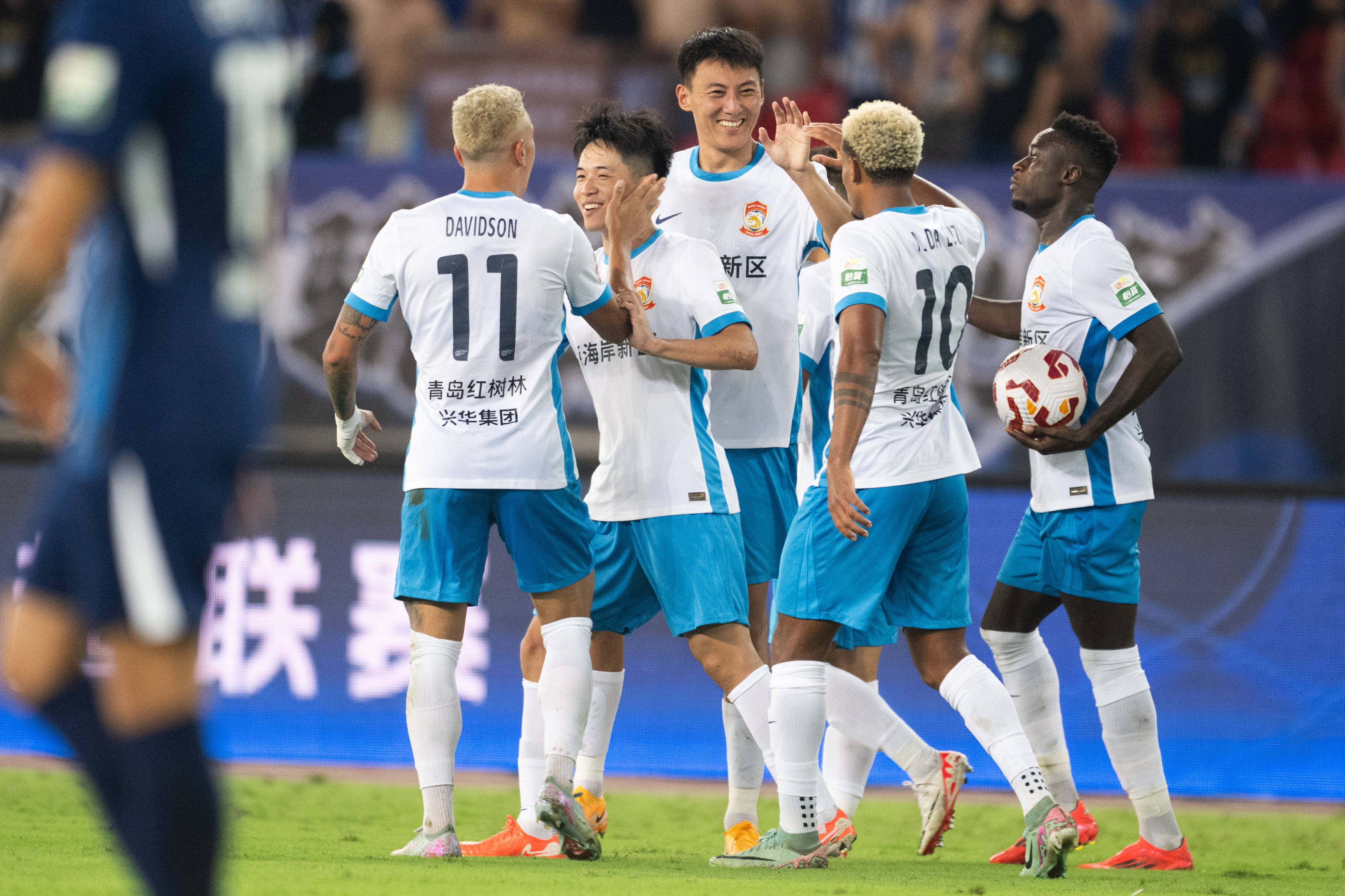 英雄联盟-清晨中超传出新动向；武汉三镇单刀错失；管理层表态——底气十足；资深球员宣示担当的简单介绍